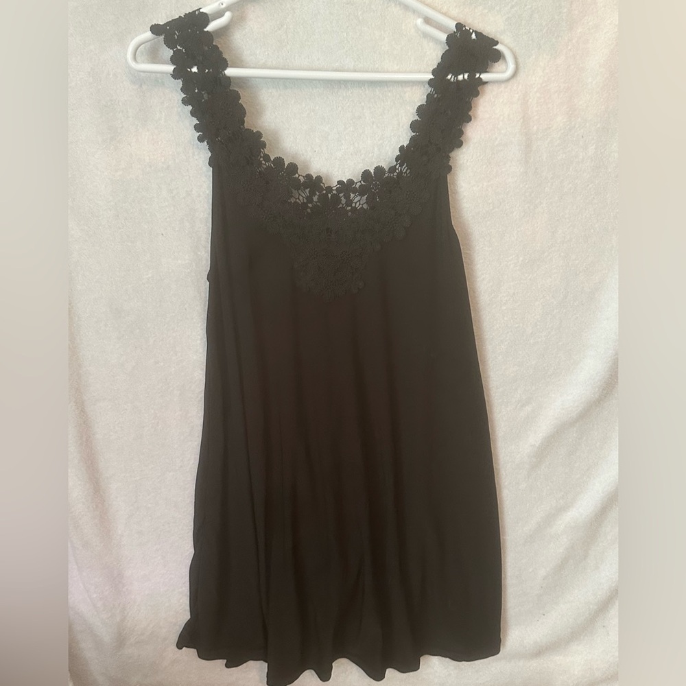 Winwin Sleeveless Black Dress with Floral Lace design